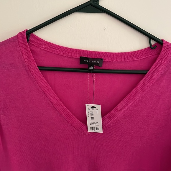 NWT Women’s Limited Magenta Light Weight Sweater - Picture 2 of 5